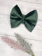 Load image into Gallery viewer, Green Luxe Velvet Bow Tie
